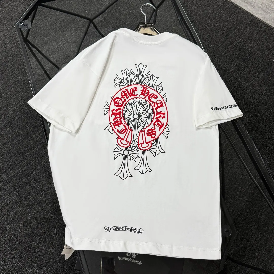 P170 Chrome Hearts 25 high-end versions. The fabric is made of 300 grams of high-density pure cotton. It does not deform or shrink. It has three labels. It is the same style for men and women. Technology: suede foaming + digital printing. Color: white, black. SIZE: S-XL.